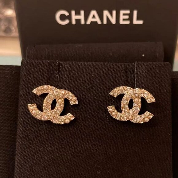 CHANEL Faux Pearl & Strass Gold CC Stud Earrings - Picture 4 of 5
